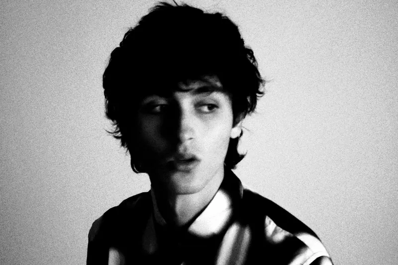 Marcel turning the head in a softly blurred close portrait