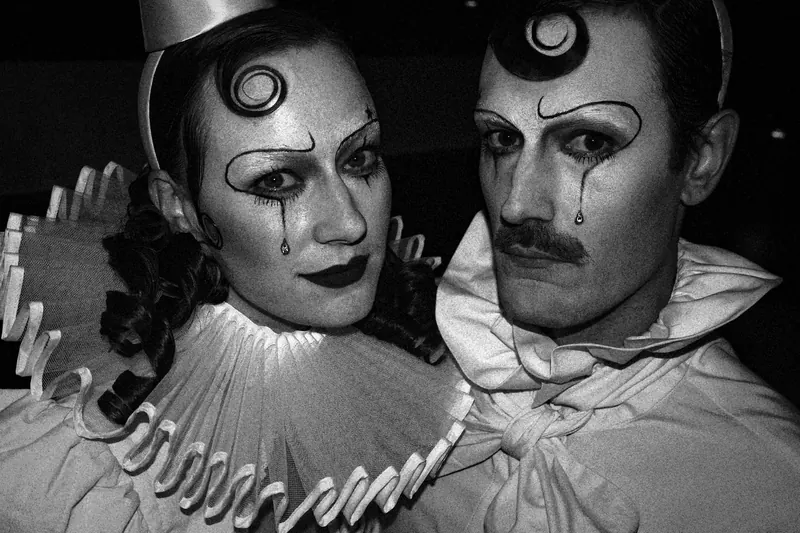 two mimes next to each other