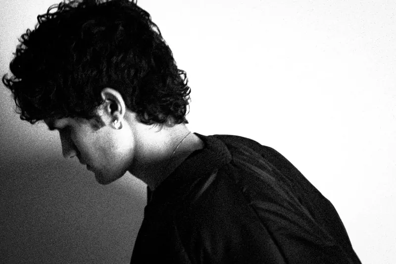 Pedro in profile with head lowered and shoulders leaning forward